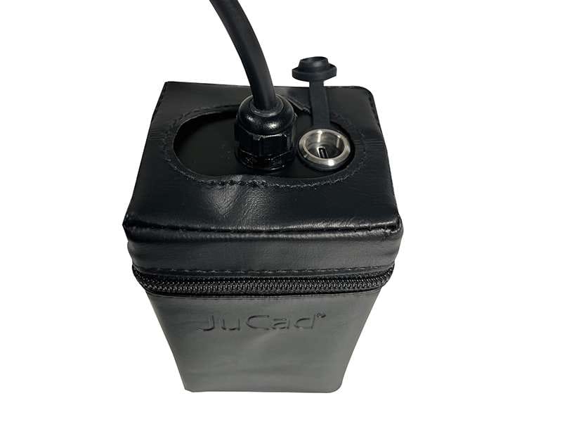 Schwarzes JuCad Powerpack mit USB-C Anschluss und rundem Metallanschluss, kompakte Form.
