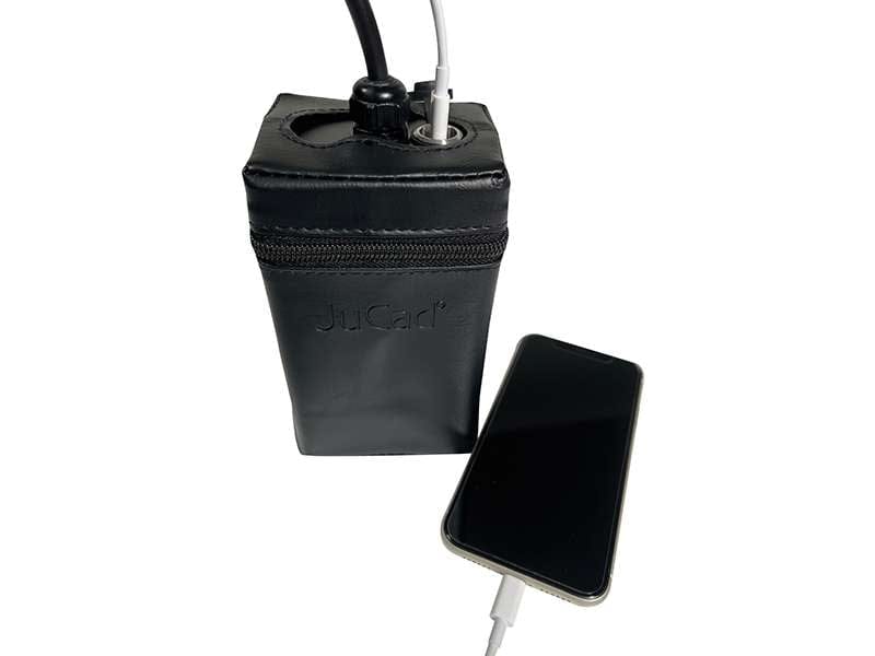 Schwarzer JuCad Powerpack mit USB-C Anschluss 2.0, daneben Smartphone verbunden, Golf Trolley Zubehör.