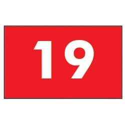 Rote Fahne mit weißer Zahl 19 in klarer, großer Schrift.