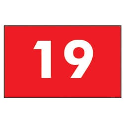 Rote Fahne mit weißer Zahl 19 in klarer, großer Schrift.