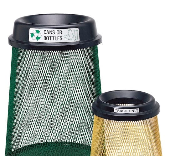 Grüner Drahtkorb mit schwarzem Deckel und Aufkleber „Cans or Bottles“, daneben gelber Drahtkorb mit schwarzem Deckel und.