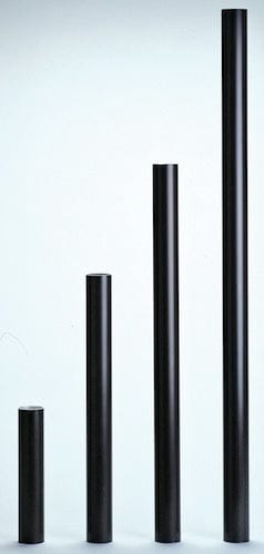 Vier schlanke schwarze Aluminiumrohre in verschiedenen Längen, minimalistisch und glatt.