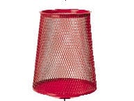 Roter Metall-Abfallkorb mit Fuß, konisch geformt und gelocht.