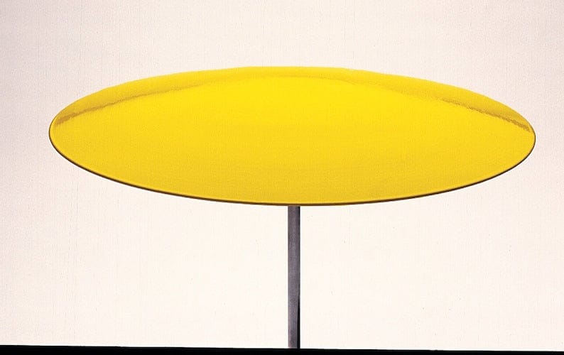 Gelber Distanzmarker aus Stahl mit dünnem Metallstab für Golfplätze.