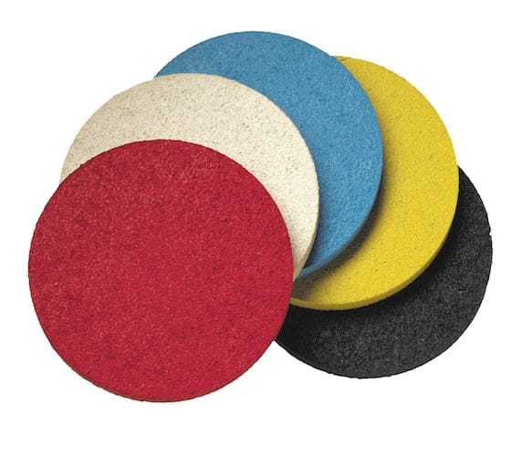 Runde Marker aus recyceltem Gummi in Rot, Weiß, Blau, Gelb und Schwarz, 20 cm Durchmesser.