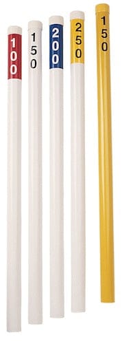 Sechs Entfernungsmarker für Golf mit weiß-gelbem Stab und farbigen Zahlen 100, 150, 200, 250 m.