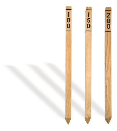 Drei Teakholz-Entfernungsmarker mit Spitzen, beschriftet mit 100, 150 und 200 in schwarzer Farbe.