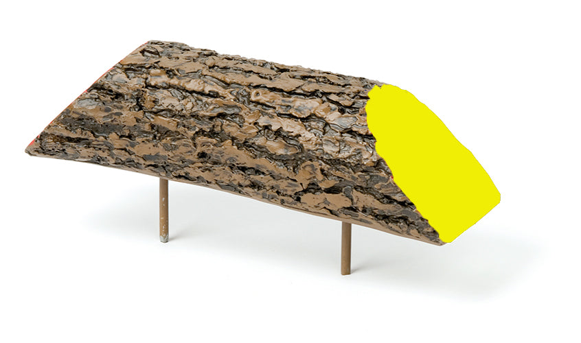 Gelber Pine Tee Marker mit holzartiger Rindenstruktur und zwei Metallspießen.