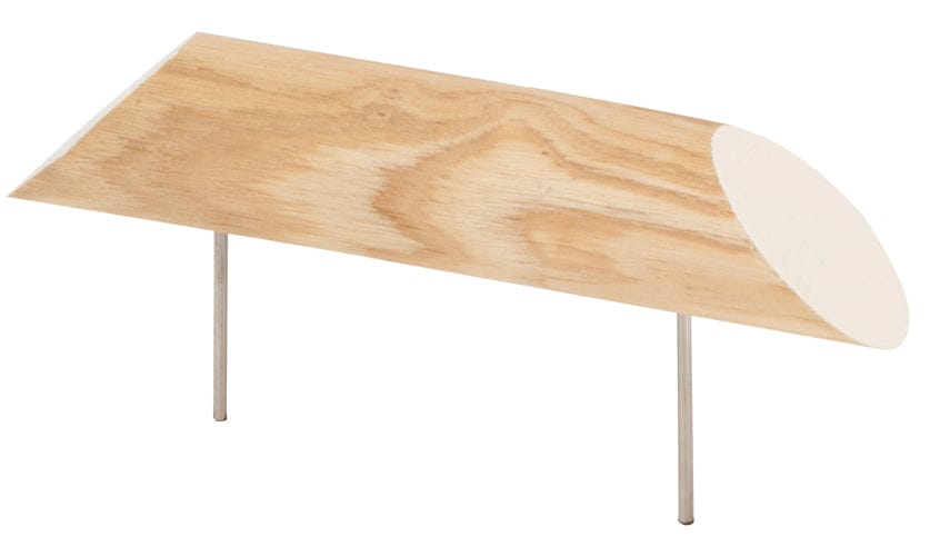 Weißer Tee Marker mit halbrundem Schild und zwei Metallspießen aus Holz.