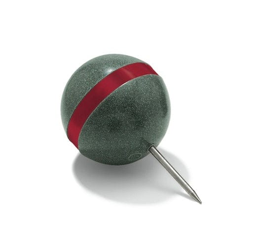 Grauer Granit-Teemarker mit rotem Streifen und Metallspitze fürs Golfspiel.
