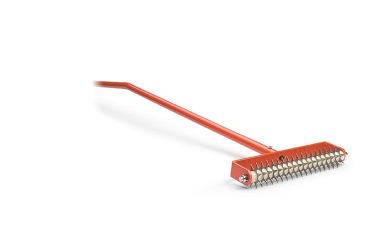 Roter Accuform Star Spiker mit 12" Breite und 31 cm Länge, Metallrollenaufsatz.