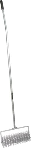 Miltona Spot Overseeder mit langem Griff und Rollen mit starren Zinken aus Metall.