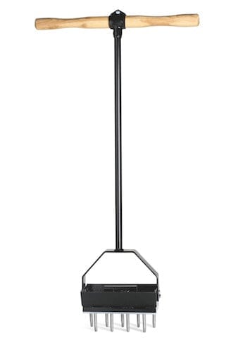 Standard Golf Sockel mit schwarzem Stahlrahmen, Holzgriff und fünf massiven Stahldornen.