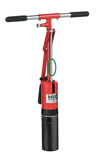 Roter Lochbohrer mit schwarzen Griffen und zylindrischem Messeraufsatz Modell Hio für Greenkeeping.