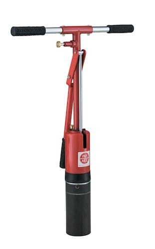 Roter Lochbohrer mit Innenschliff, T-Griff mit schwarzen Griffen, stabiler Metallaufbau.