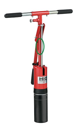 Roter Lochbohrer mit schwarzem Griff und schwarzer Schneiderei, Metallrahmen, vertikale Bauweise.