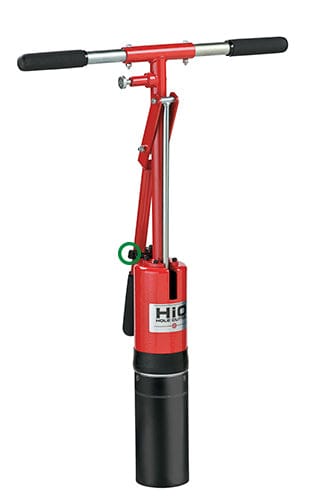 Roter Lochbohrer Hio Rope mit schwarzem Griff und Metallzylinder zum Greenkeeping.