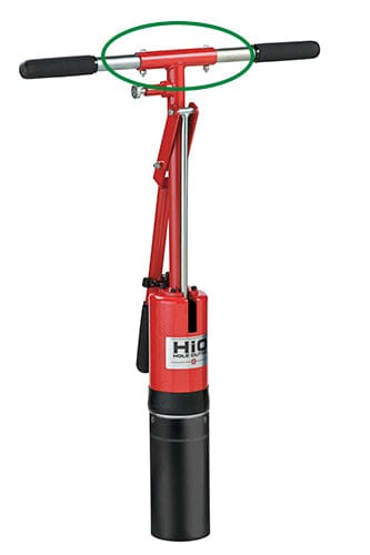 Roter Lochbohrer mit schwarzem Griff und Stahlhebel, Design für Greenkeeping, Ersatzteil.