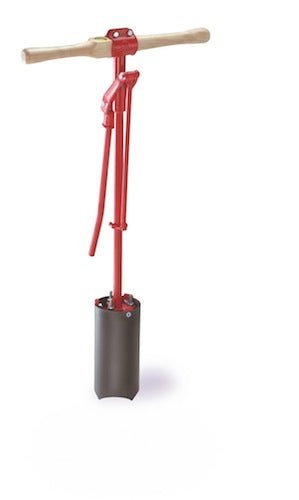 Roter Lochbohrer mit Holzgriff, Libelle und geschwungener Innenschliffklinge, stehendes Design.