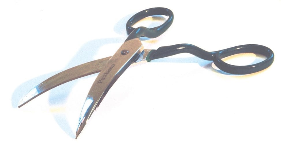 Lochschere mit schwarzem Griff und gezahnten Edelstahlklingen.