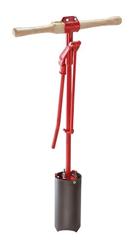 Roter Lochbohrer mit Holzgriff und eingebauter Libelle für präzises Stechen auf Rasenflächen.