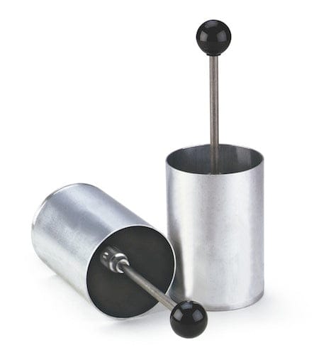 Metallischer Locheinsatz mit schwarzem Griff für Golfplatz-Cup-Reinigung, zwei Varianten.