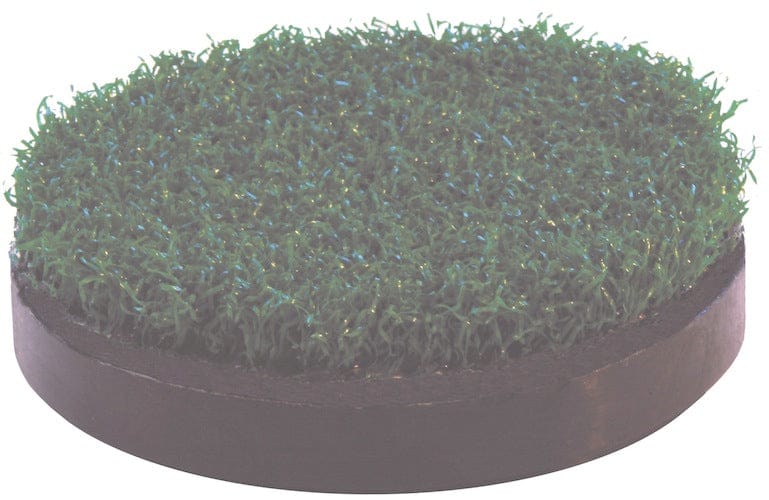 Runder Cupcover mit synthetischem Grüngras auf schwarzem Untergrund, Golfplatz-Zubehör.