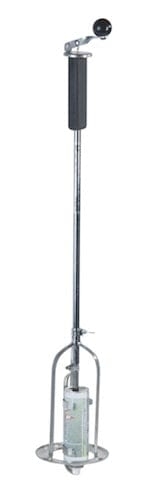 Markierungsgerät mit langem Metallstiel und runder Basis für Golfplatzpflege.