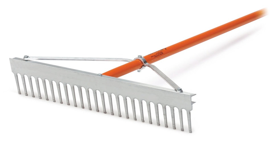 Landschaftsharke Bunkerrechen Accuform 91 cm mit orangefarbenem Stiel und breitem Metallrechenkopf.