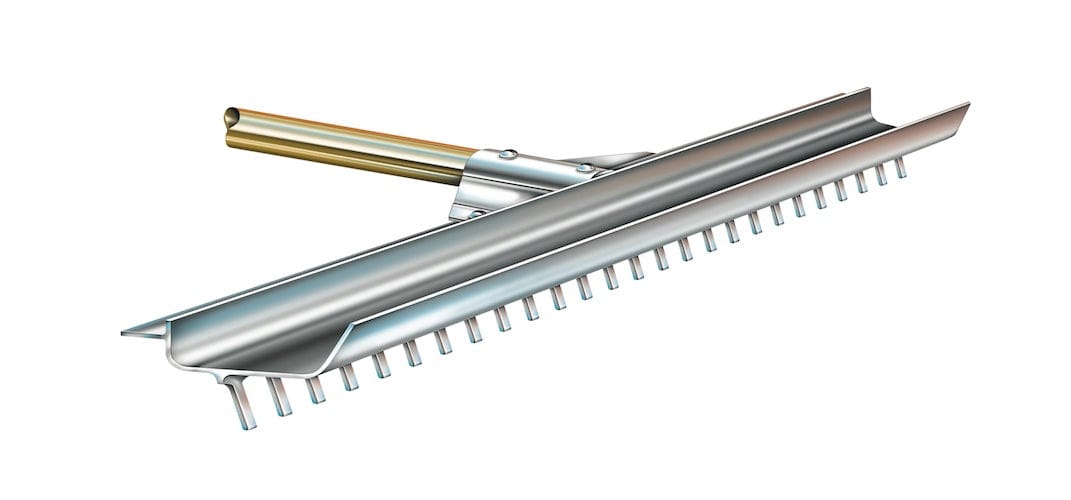 Metallischer Golf-Bunkerrechen mit 51 cm breitem Rasenrechen und 137 cm Verbundstoffgriff.