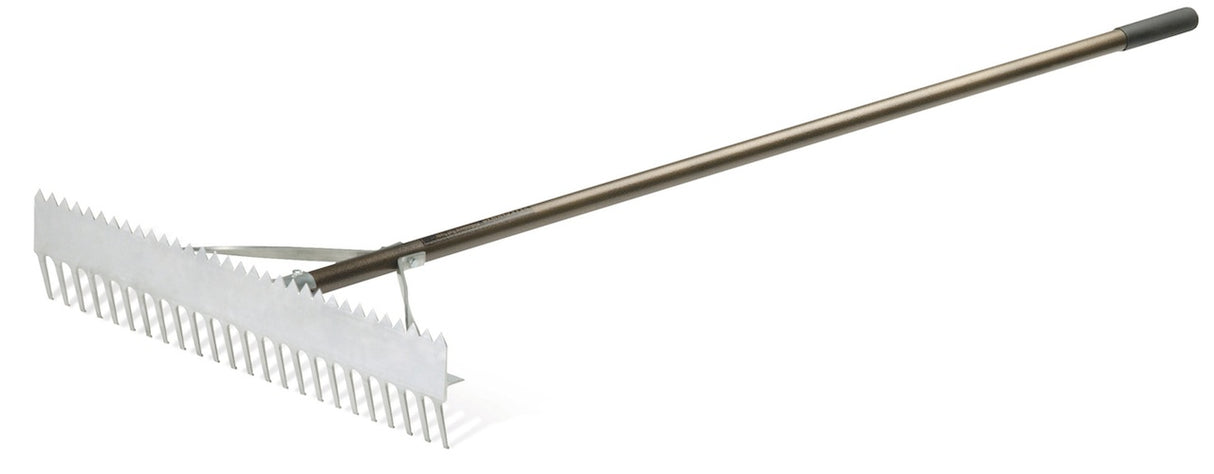 Magnum Pflegeharke mit 91 cm breitem Metallblatt und langem Griff, silberfarben.