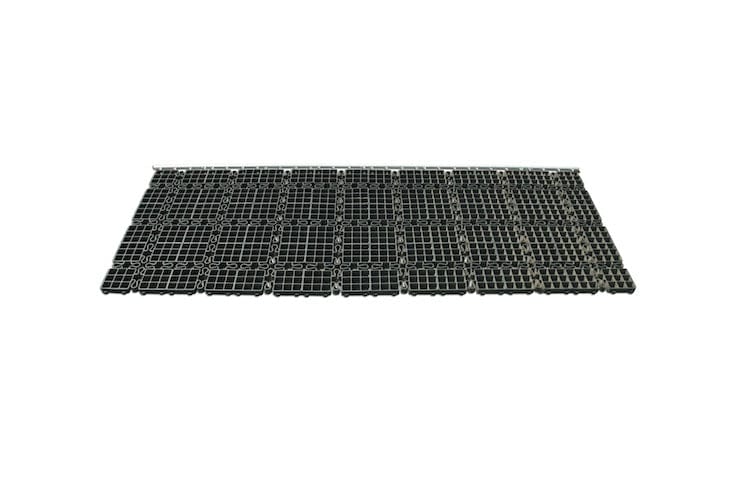 Schwarze Core Buster Drag Matte aus 8 verbundenen rechteckigen Paneelen aus Kunststoff.