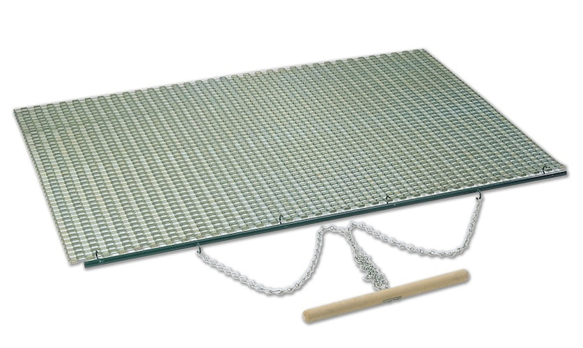 Große Einschleppmatte 180 x 240 cm mit rutschfester Oberfläche und Holzgriff zum Ziehen.