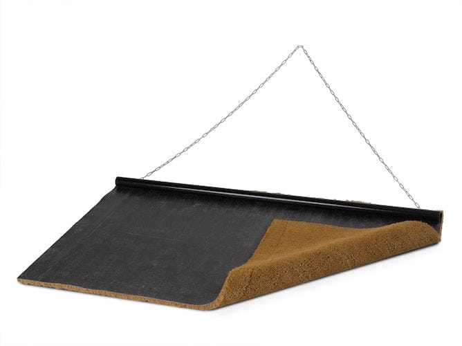 Kokosfaserschleppmatte mit schwarzer Rückseite, 122 x 198 cm, gerollt mit Aufhängung.