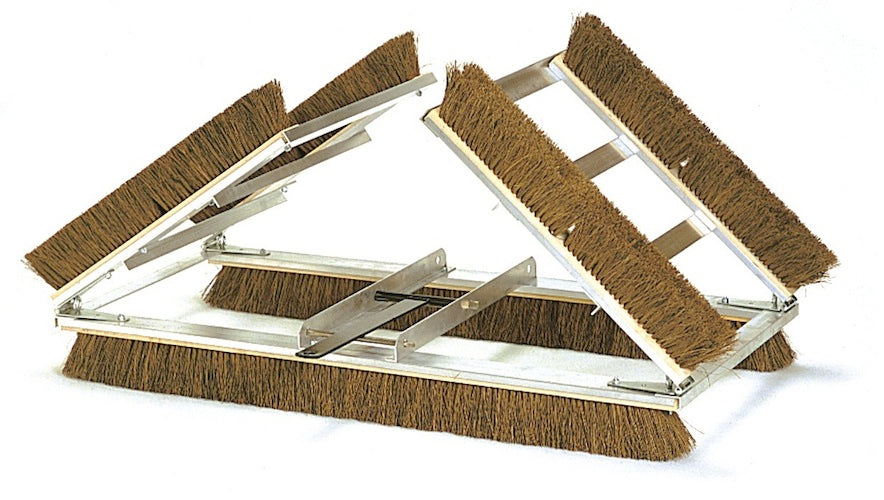 Zwei seitliche Bürstensets aus braunen Borsten mit Metallhalterungen, rechts und links vormontiert.