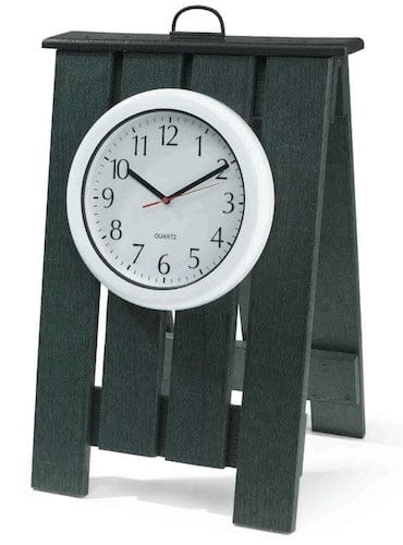 Grüne freistehende Uhr mit weißem Zifferblatt und schwarzer Stundenanzeige auf Holzständer.