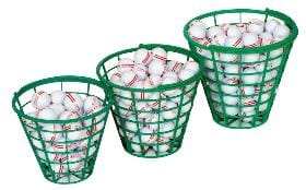 Grüner Drahtkorb, konisch geformt, gefüllt mit weißen Golfbällen, drei verschiedene Größen sichtbar.