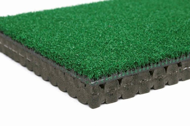 Grüne Golf-Abschlagmatte mit dickem, schwarzem Gummiboden, robuste Oberfläche.