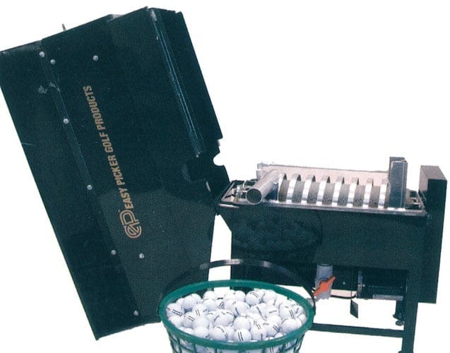 Schwarzer Ballwäscher mit offenem Deckel und rotierenden Bürsten, gefüllt mit Golfbällen.