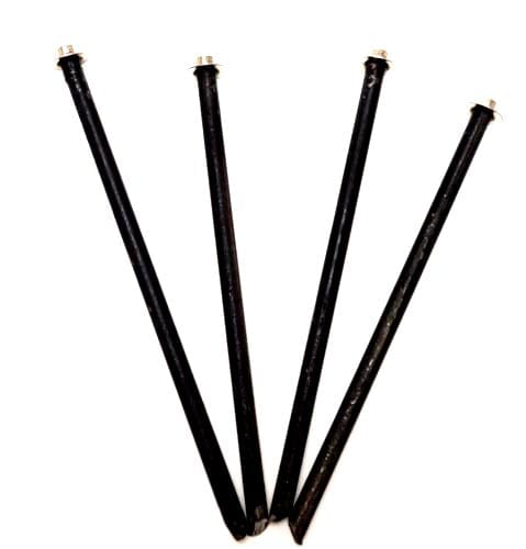 Vier lange schwarze Asphaltnägel mit spitz zulaufendem Ende und flachem Kopf, 15 cm lang.