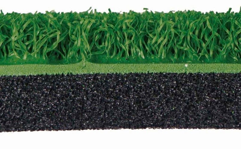 Grüne Golfabschlagmatte mit schwarzer Gummibasis und hohem Synthetikgras.