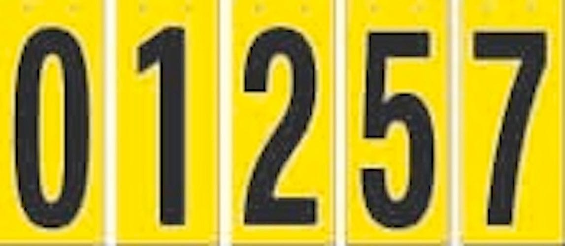 Gelbes Entfernungsschild mit schwarzen Ziffern 0, 1, 2, 5 und 7 in klarer Schrift.
