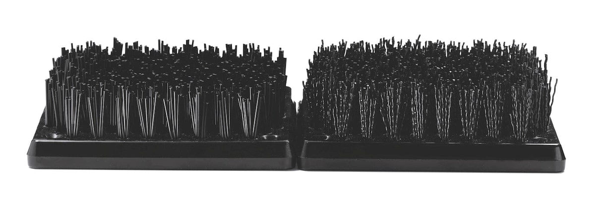 Schwarze Seitenersatzbürste mit festen Borsten und rechteckiger Basis, 2 Stück nebeneinander.