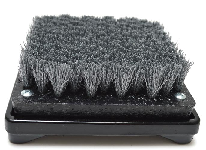 Schwarzer Schuhputzer mit dichten grauen Nylonborsten und schwarzer Kunststoffbasis.