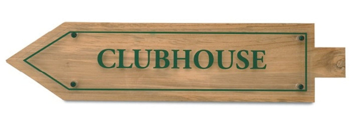 Doppelseitiges Teakholz-Schild mit grünem Richtungspfeil und Schriftzug "Clubhouse".