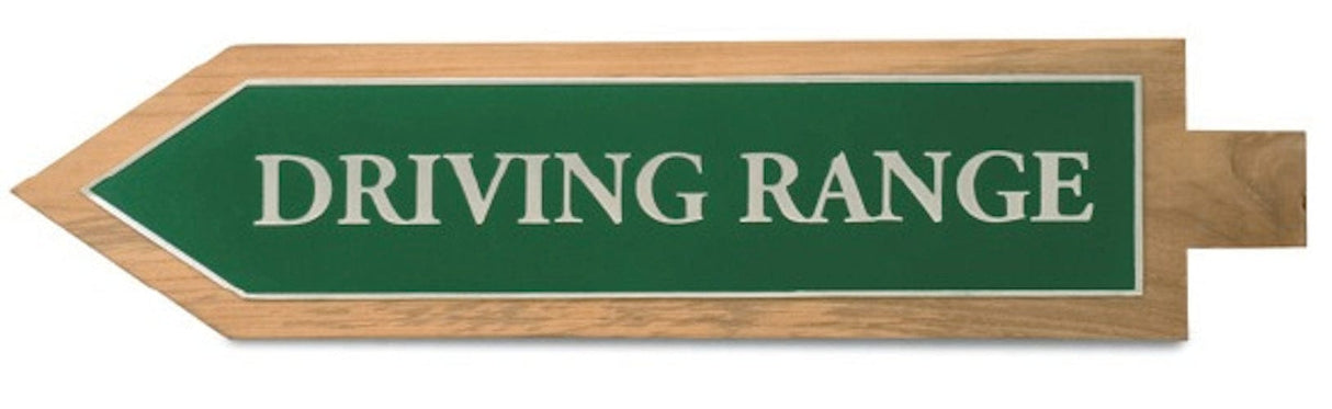 Teak-Holz Richtungsschild mit grünem Pfeil und weißem Text "DRIVING RANGE" für Golfplatz.