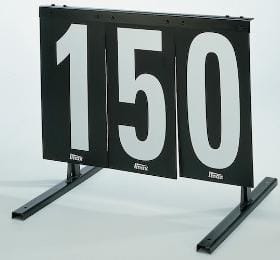 Schwarze ParAide Distanztafel mit großen weißen Zahlen 1, 5, 0 für Golfplatz.