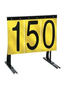 Gelbes Entfernungsanzeigeschild mit schwarzen Zahlen 150 auf schwarzem Metallständer.