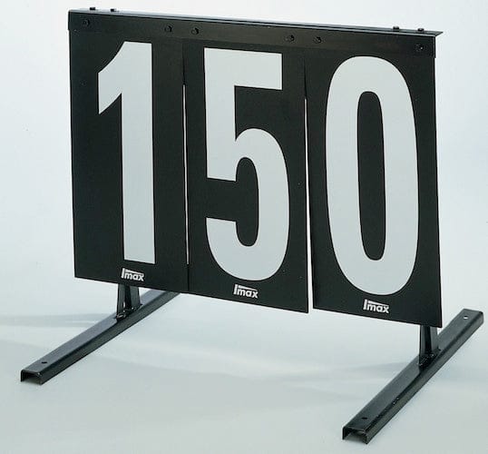 Schwarze Entfernungsanzeige mit großen weißen Zahlen 150 auf Metallrahmen, freistehend.