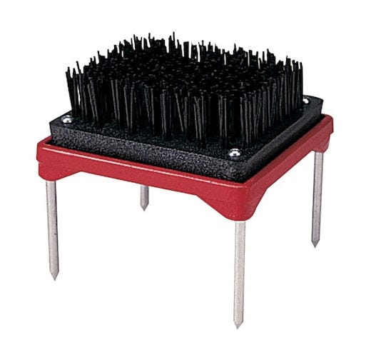 Rote Schuhputzbürste mit schwarzen Borsten und vier langen Stahlspikes.